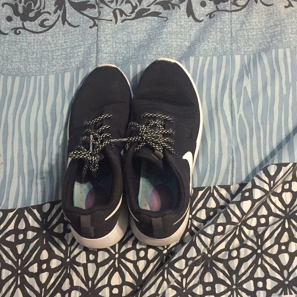 Tennis shoes